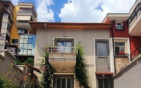 A Cheerful Villa With Free Parking Space